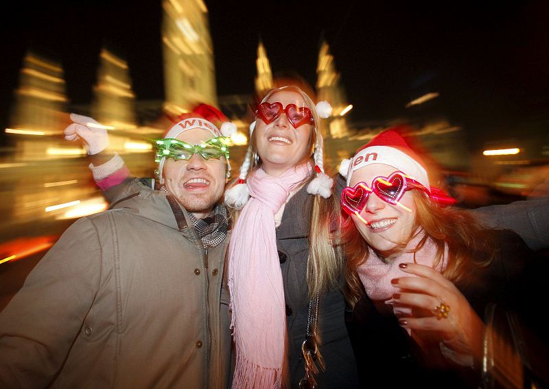 Varias personas celebran el Año Nuevo en el Ayuntamiento de Viena (Austria)