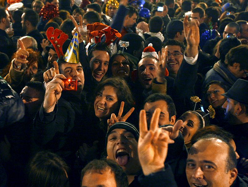 Una multitud celebra la llegada del año 2011 en la puerta del Sol de Madrid