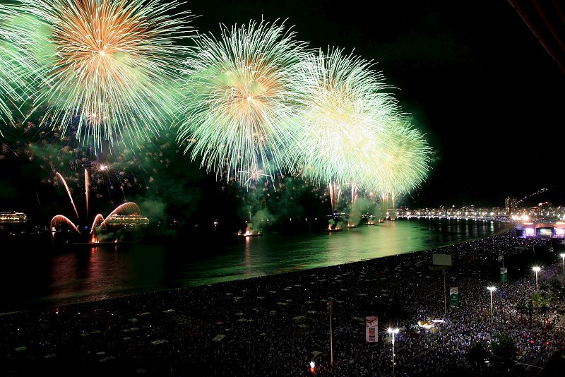 Vista de los fuegos de artificios en la playa de Copacabana en la ciudad de Río de Janeiro: dos millones de personas estuvieron allí