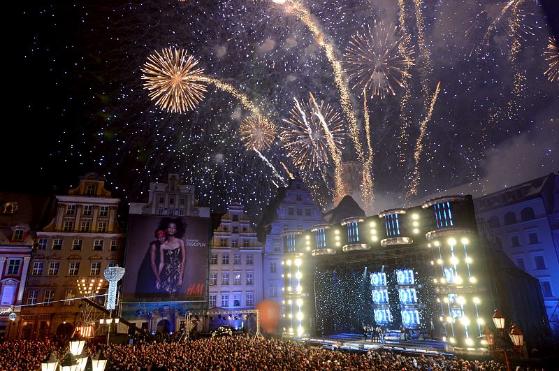 Una banda de música actúa en el escenario durante el concierto de Año Nuevo en la plaza de Market Square en Wroclaw (Polonia)