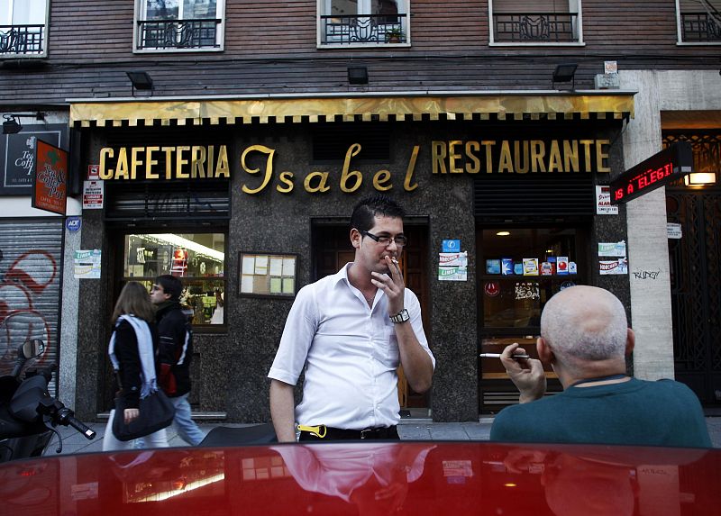 Camareros de un restaurante de Madrid salen a la calle para fumar