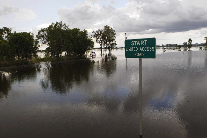 La lluvias imposibilitan andar por las calles, totalmente inundadas