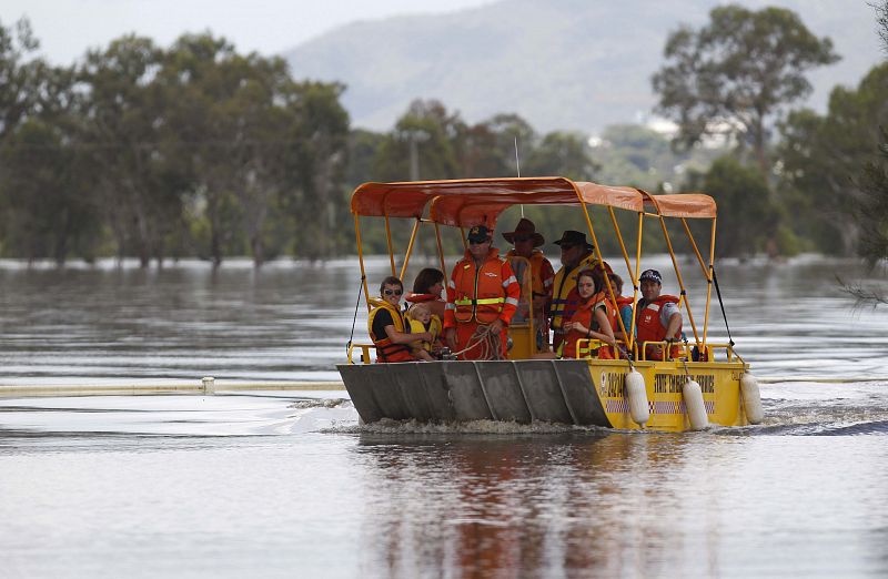 Los servcios de emergencia han tenido que evacuar a muchas familias de sus casas