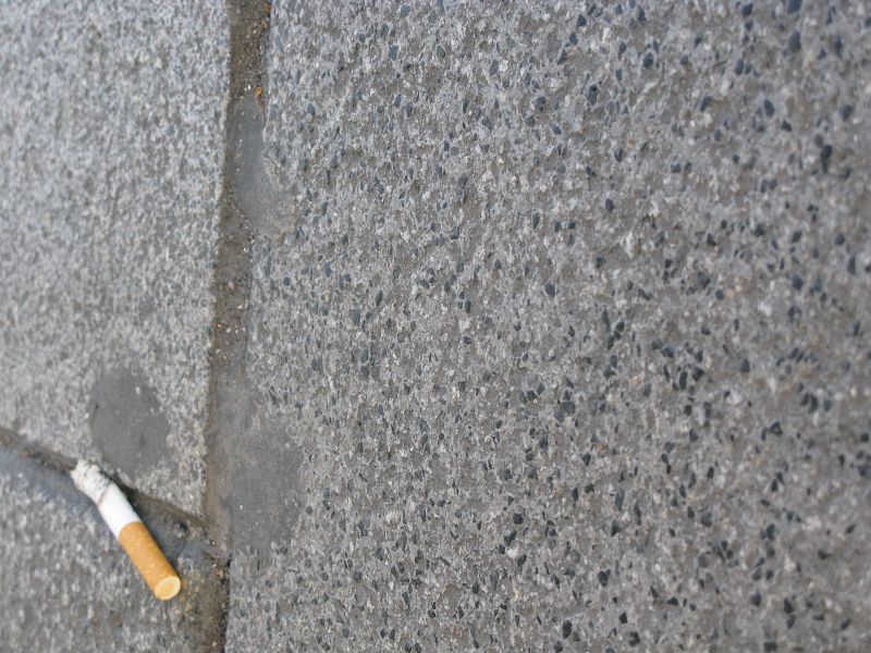 Un cigarrillo apagado a la puerta de un bar, en Madrid