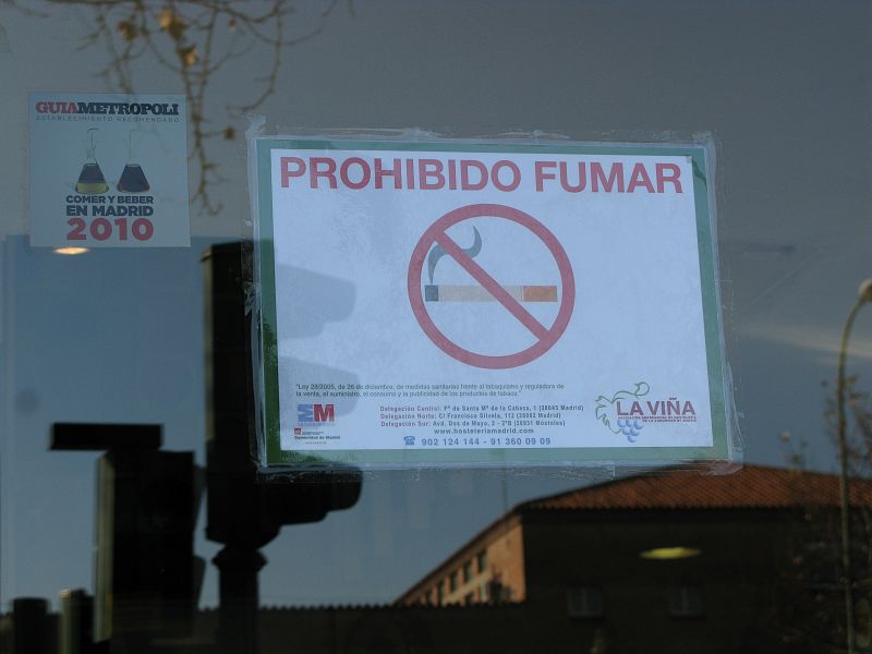 El cartel de "prohibido fumar" figura ya en la puerta de muchos bares