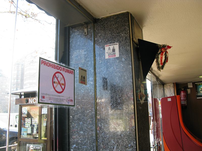 Cartel de "prohibido fumar" en un bar de Madrid