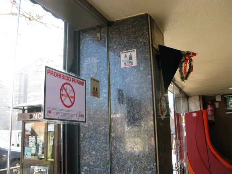  Cartel de "prohibido fumar" en un bar de Madrid