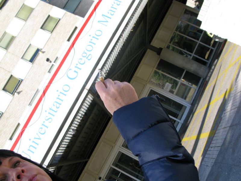  Una fumadora a menos de 50 metros del Hospital Gregorio Marañon, en Madrid