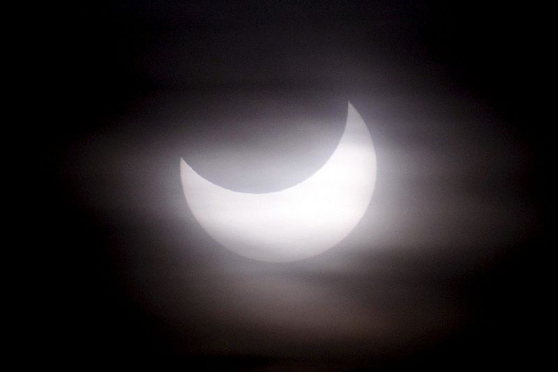 A medida que salía el sol en Barcelona se ha podido ver mejor el eclipse