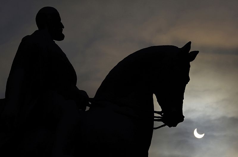 En Rumanía, con la estatua del rey Carol I en primer plano, se ha podido disfrutar de imágenes del eclipse tan bellas como ésta