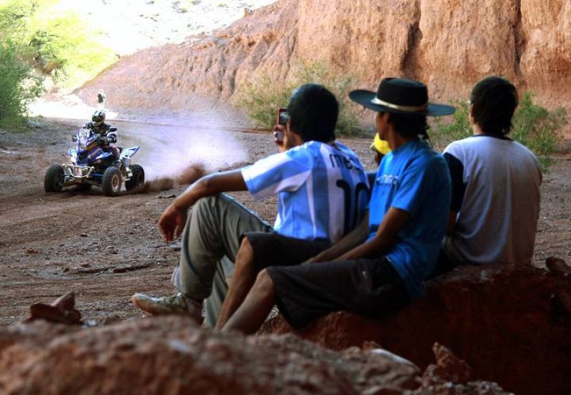 Aficionados argentinos observan el quad de su paisano Alejandro Patronelli en la etapa que concluyó en Jujuy.