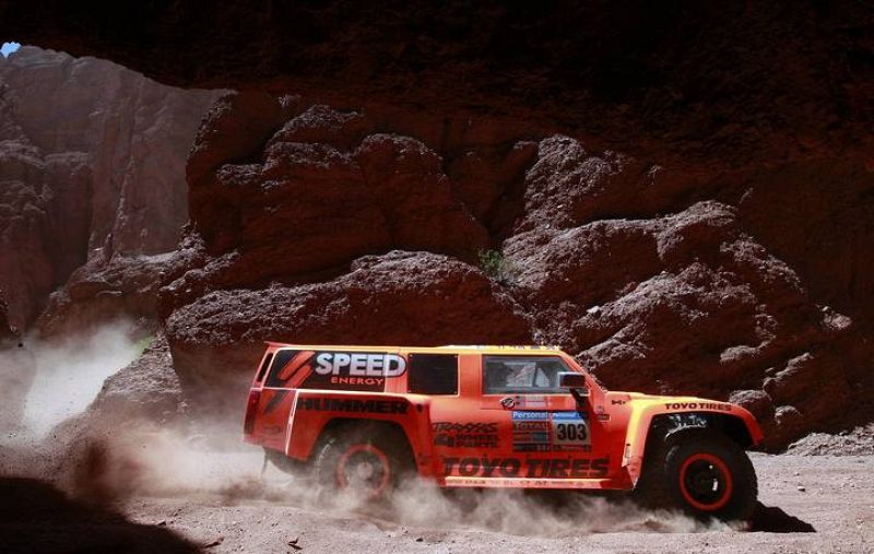 El Hummer del estadounidense Robby Gordon, a través del desierto argentino.