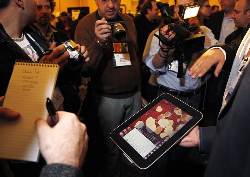 El tablet de Lenovo rodeado de medios de comunicación en la feria de electrónica de Las Vegas. REUTERS/Rick Wilking