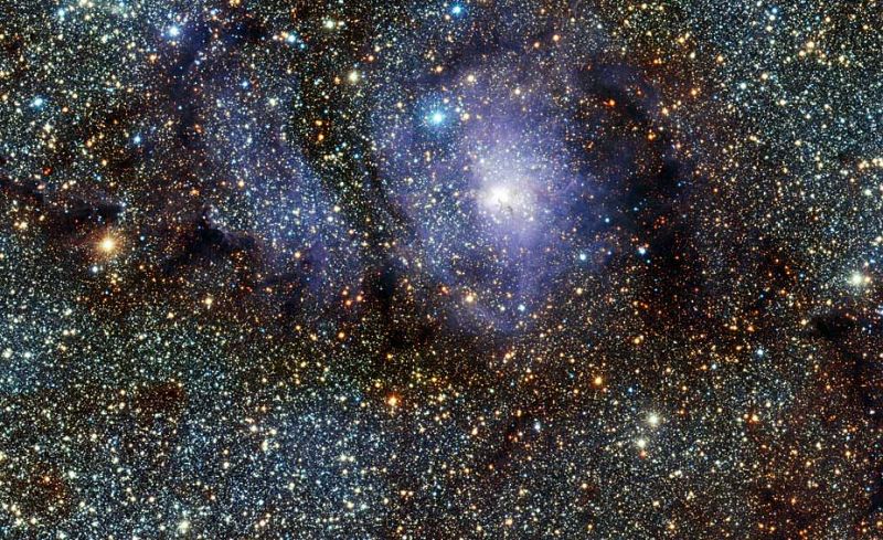 Astrónomos del Observatorio Europeo Austral (ESO) han captado nuevas imágenes de la Nebulosa La Laguna, mediante un telescopio de luz infrarroja.