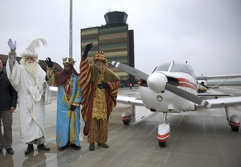 LOS REYES DE LLEIDA LLEGAN EN AVIONETA