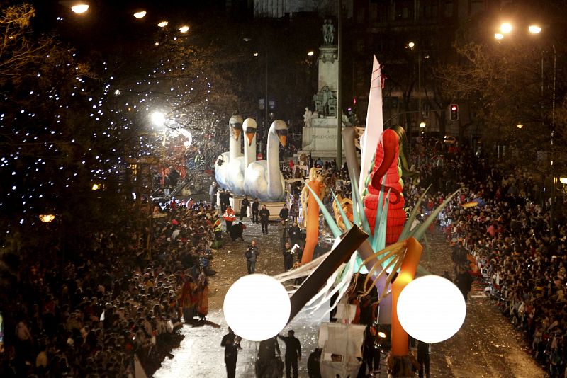 Varias de las carrozas de la cabalgata de Reyes de Madrid