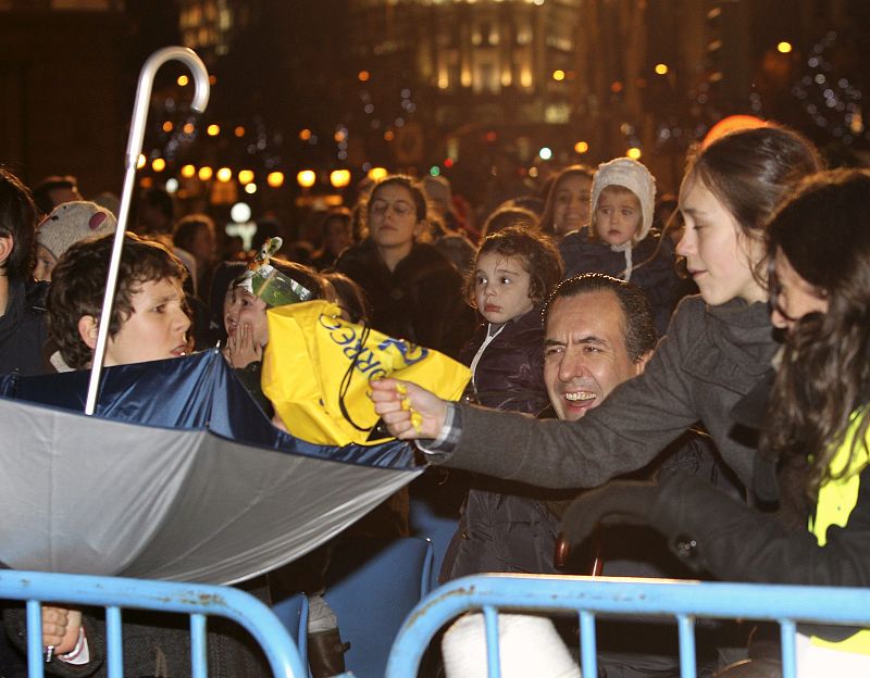 Jaime de Marichalar y su hijo Felipe Juan Froilán asisten a la cabalgata de Reyes de Madrid