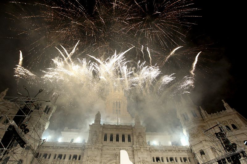 Un momento del espectáculo pirotécnico que ha puesto colofón a la cabalgata de Reyes de Madrid