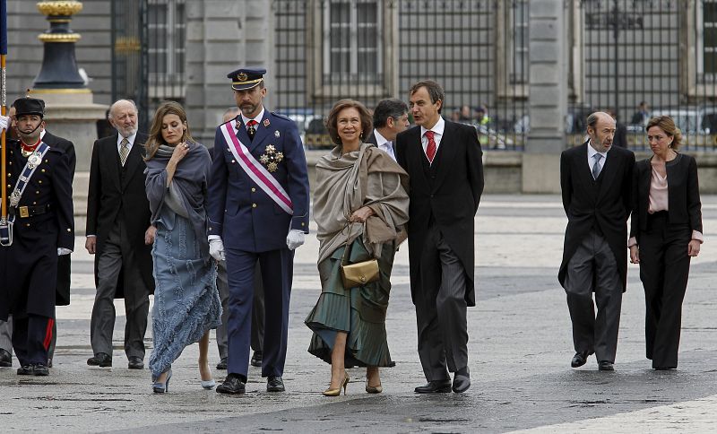 Los príncipes de Asturias, la reina Sofía, el presidente del Gobierno, José Luis Rodríguez Zapatero, el vicepresidente primero, Alfredo Pérez Rubalcaba y la ministra de Defensa, Carme Chacón, se dirigen al interior del Palacio Real