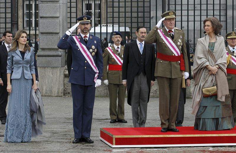 Los reyes de España y los príncipes de Asturias escuchan el himno nacional durante la celebración de la Pascua Militar