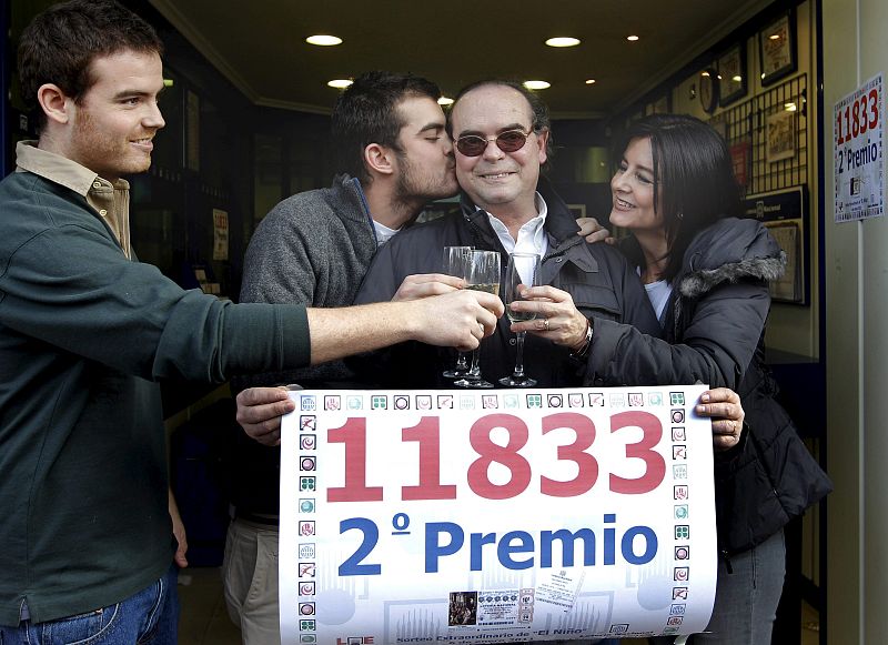 los responsables de la administración número 11 de Valencia, conocida como casa Bello, situada en la plaza del Ayuntamiento, celebran con cava que una parte del segundo premio