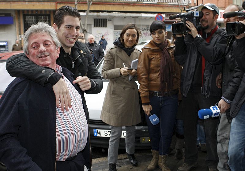 José Luis Nieto junto a su hijo reflejan la felicidad de haber repartido el primer premio