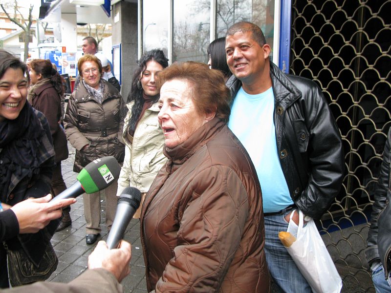 Gloria es una de las agraciadas con el 70.013, que se han acercado a la administración.
