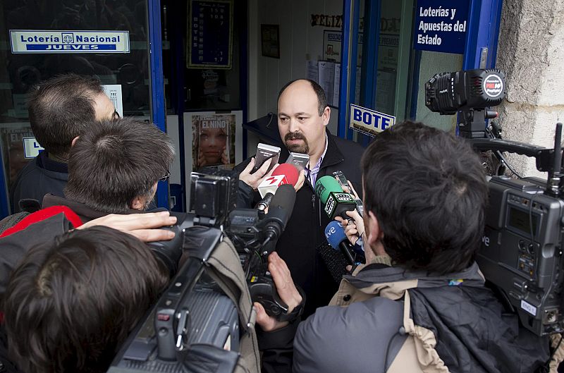 Sergio Asurmendi, titular de la administración número 4 de Burgos devolvió íntegramente veinte series del número agraciado con el segundo premio del sorteo del niño, el 11833