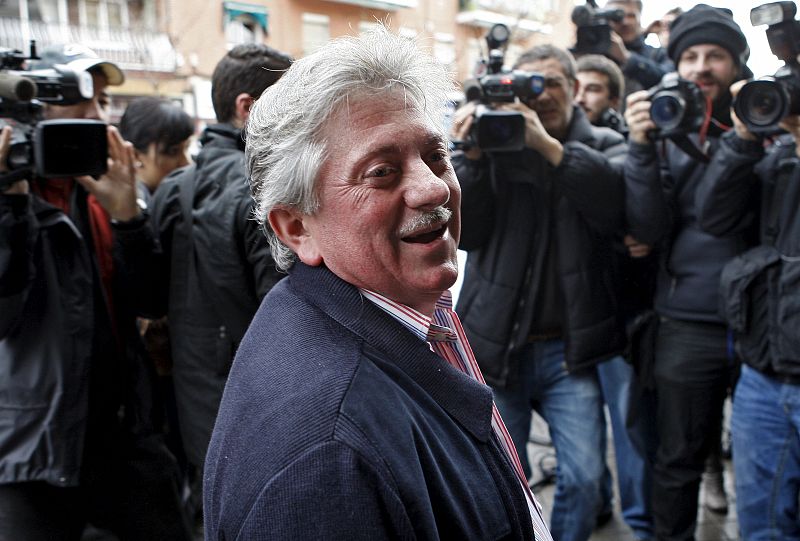 José Luis, Pepe como le llaman algunos de los agraciados, se ha convertido en el cuarto Rey Mago del barrio.