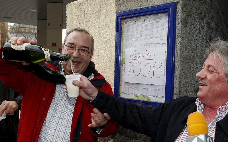 Victor brinda con el lotero que ha repartido los 120 millones de euros del Gordo de El Niño.
