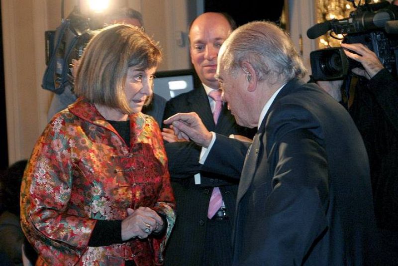 La escitora albaceteña es felicitada por el ex presidente de la Generalitat, Jordi Pujol.