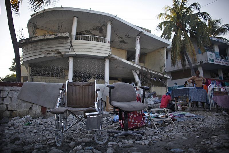 Una silla de ruedas, a la venta en el exterior de un edifico destruido por el terremoto de Haití