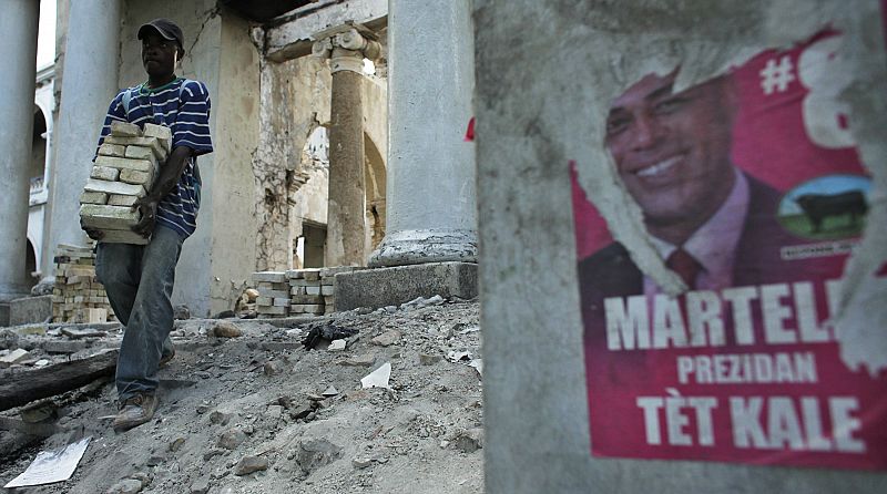 Un hombre reúne ladrillos robados de las ruinas del Ministerio de Finanzas, destruido en enero de 2010