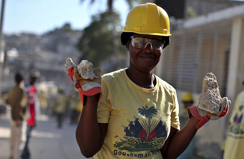 Un colaborador de la USAID recoge escombros en Puerto Príncipe, después del terremoto