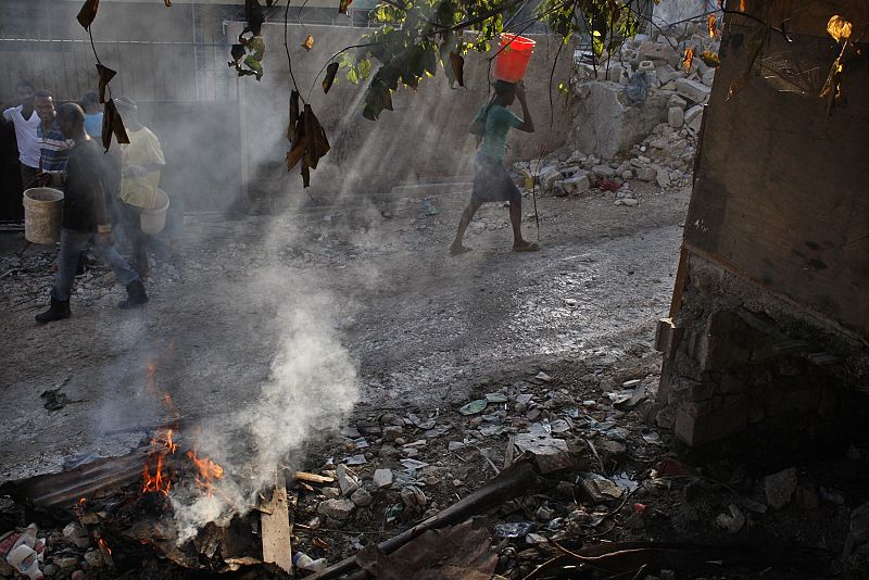 Haitianos transportan escombros en sus cubos, después del terremoto de 2010