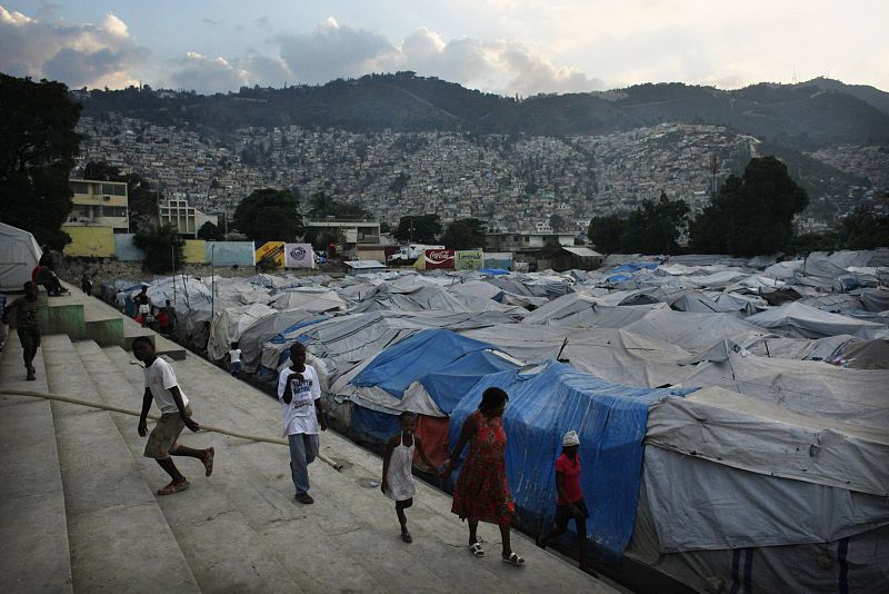 Campamento improsvisado para los supervivientes del terremoto de Haití