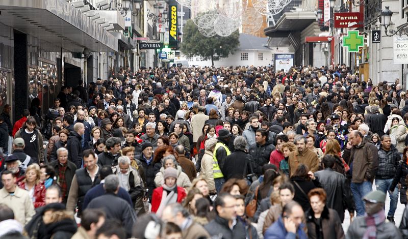 Aspecto dela calle Preciados de Madrid en el día en el que empiezan oficialmente las rebajas de invierno, salvo en Madrid y en Murcia donde lo hicieron el pasado día 2