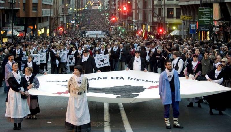 MILES DE PERSONAS SE MANIFIESTAN A FAVOR DE PRESOS DE ETA EN EL PAÍS VASCO 