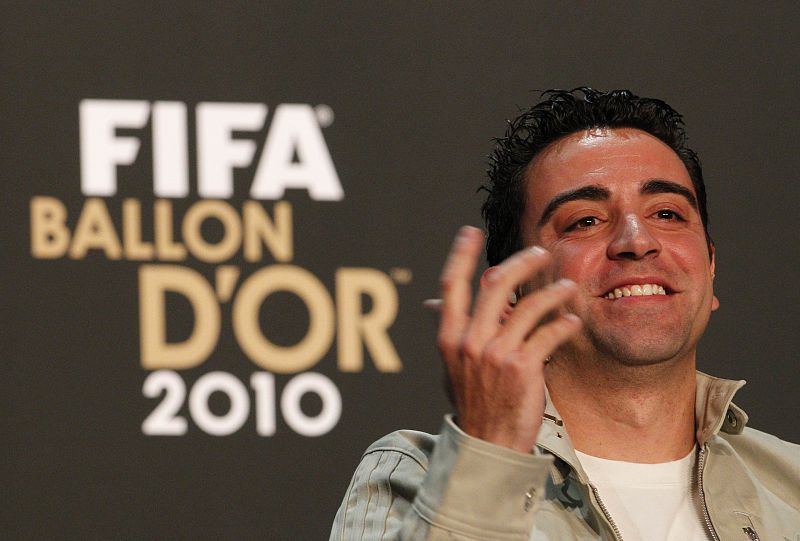 Xavi, nominado al Balón de Oro 2010, sonríe en la rueda de prensa de los nominados.