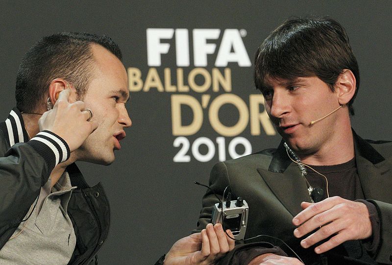 Iniesta habla con Messi en la rueda de prensa previa a la gala del Balón de Oro 2010.
