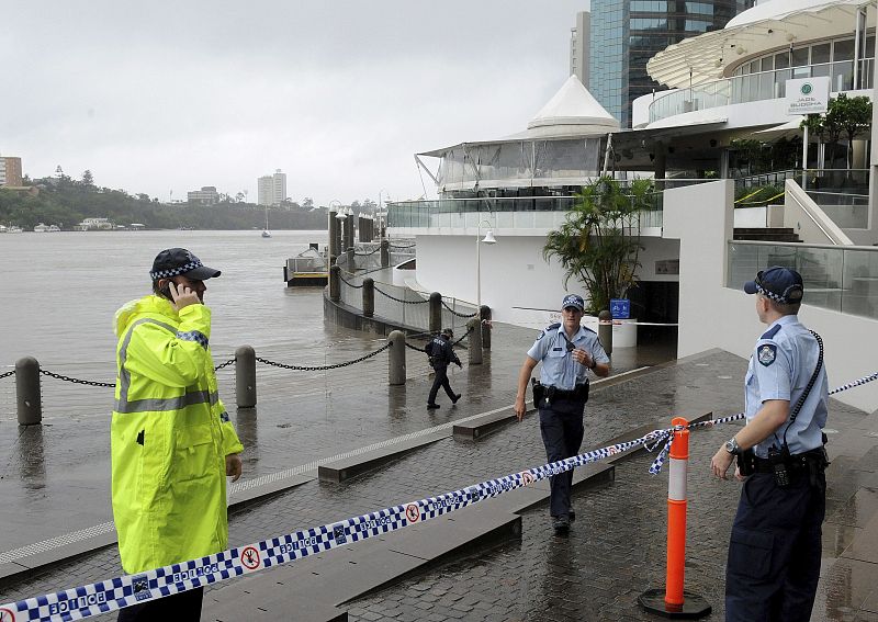 La policía evacua una zona aledaña al río Brisbane, en el distrito financiero de Brisbane, Australia