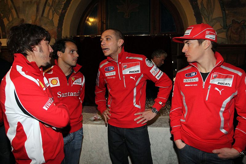 Los pilotos de MotoGP de Ducati Valentino Rossi y Nicky Hayden, junto a los de Fórmula Uno de Ferarri Fernando Alonso y Felipe Massa.