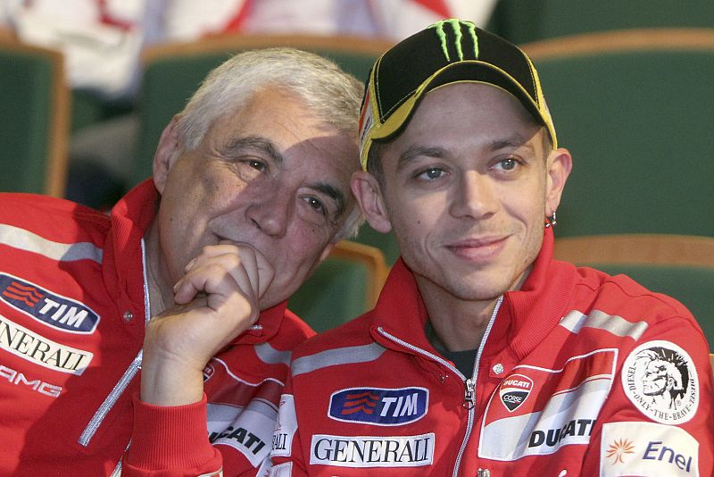 El italiano Valentino Rossi habla con el presidente de Ducati Motor Holding.