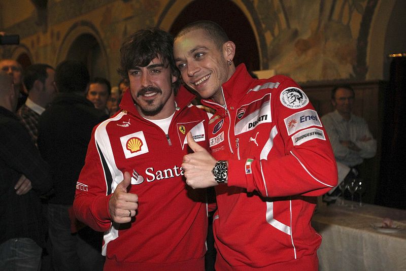 Alonso y Rossi, juntos y de rojo.