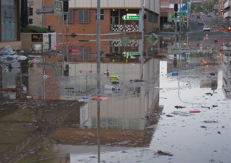 Numerosos escombros flotan sobre una calle inundada en la ciudad de Ipswich