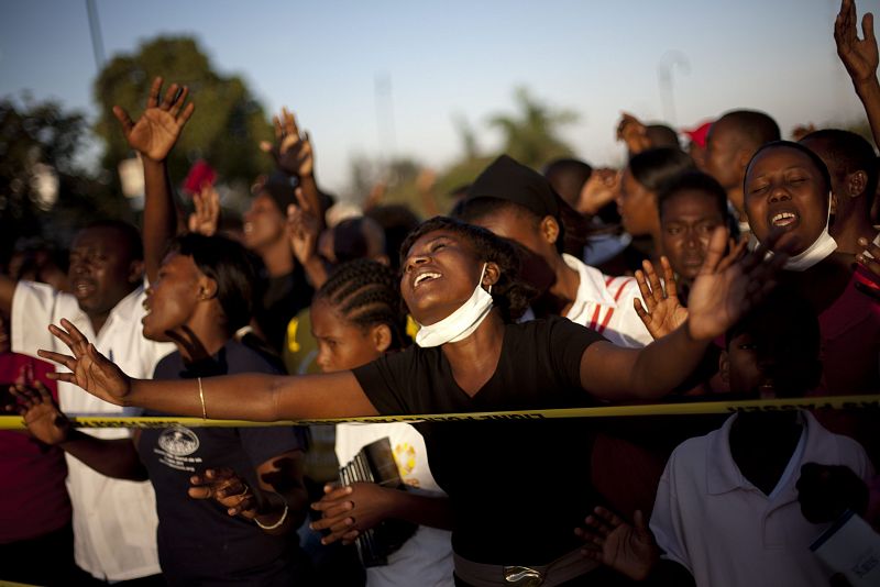 Varias personas rezan durante una celebración religiosa en Champ Mars, en Puerto Príncipe (Haití).