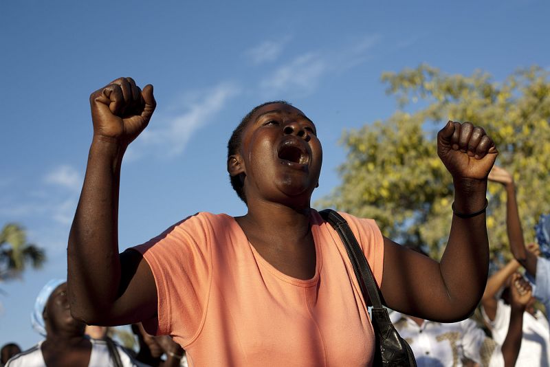 Una mujer reza en la catedral de Puerto Príncipe en el primer aniversario del terremoto que causó unos 300.000 muertos y dejó 1,2 millones de desplazados en Haití.