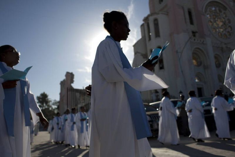 Vestidos en su mayoría de blanco y negro, sus colores ceremoniales, muchos haitianos han dejado a un lado sus actividades cotidianas para consagrarse a recordar a los fallecidos. 