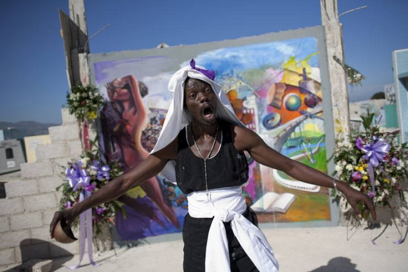 Un hombre canta en frente de un mural como tributo a las víctimas en el día en que se conmemora el primer aniversario del terremoto que causó 316.000 muertos. 