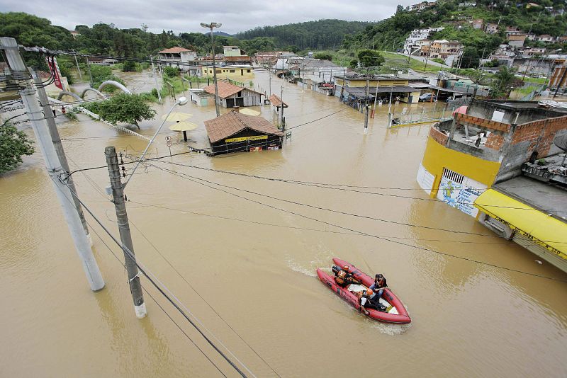 Las principales calles de Franco da Rocha, municipio en el área metropolitana de la ciudad brasileña de Sao Paulo, convertidas en un mar de lodo.